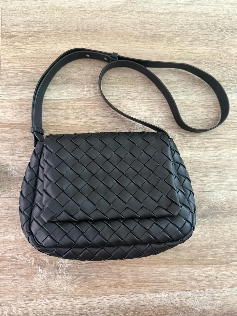 Bottega Veneta Black Intrecciato Woven Leather cobble messenger Bag